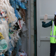 La ministra Yeo Bee Yin, durante una “repatriación” de basura realizada en mayo de 2019.